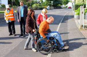 Rollstuhlfahrer bemängeln die oft fehlenden abgesenkten Bordsteine im gesamten Altort. Als positives Bespiel wurde u.a. der Friedhof aufgeführt. Hier sind bereits viele Verbesserungen für mobilitätseingeschränkte Besucher umgesetzt worden.