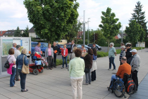 Rund 30 Teilnehmer waren gekommen, um verschiedenste Bereiche der Ortsmitte sowie öffentliche Gebäude und Plätze einem umfangreichen Faktencheck zu unterziehen – vom Kultur- und Sportpark, über den Friedhof bis hin zu Rathaus und Marktplatz.