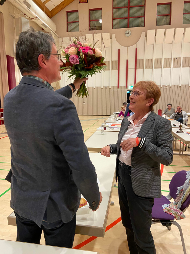 Anita Peffgen-Dreikorn gratuliert Wolfgang Jehn zu seiner Wahl als neuer Vorsitzender der SPD im Landkreis Aschaffenburg